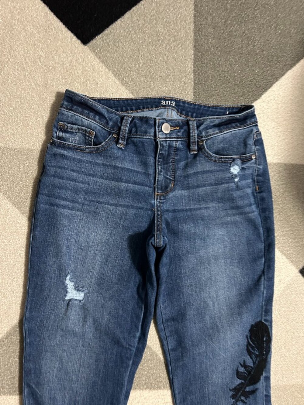 A.N.A Feather Embroidered Distressed Raw Hem Skinny Ankle Jeans Women's Size 2 - Picture 2 of 9